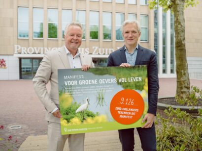 Directeur-bestuurder Jos Bisschops (L) overhandigt manifest aan Berend Potjer lid van het college van Gedeputeerde Staten